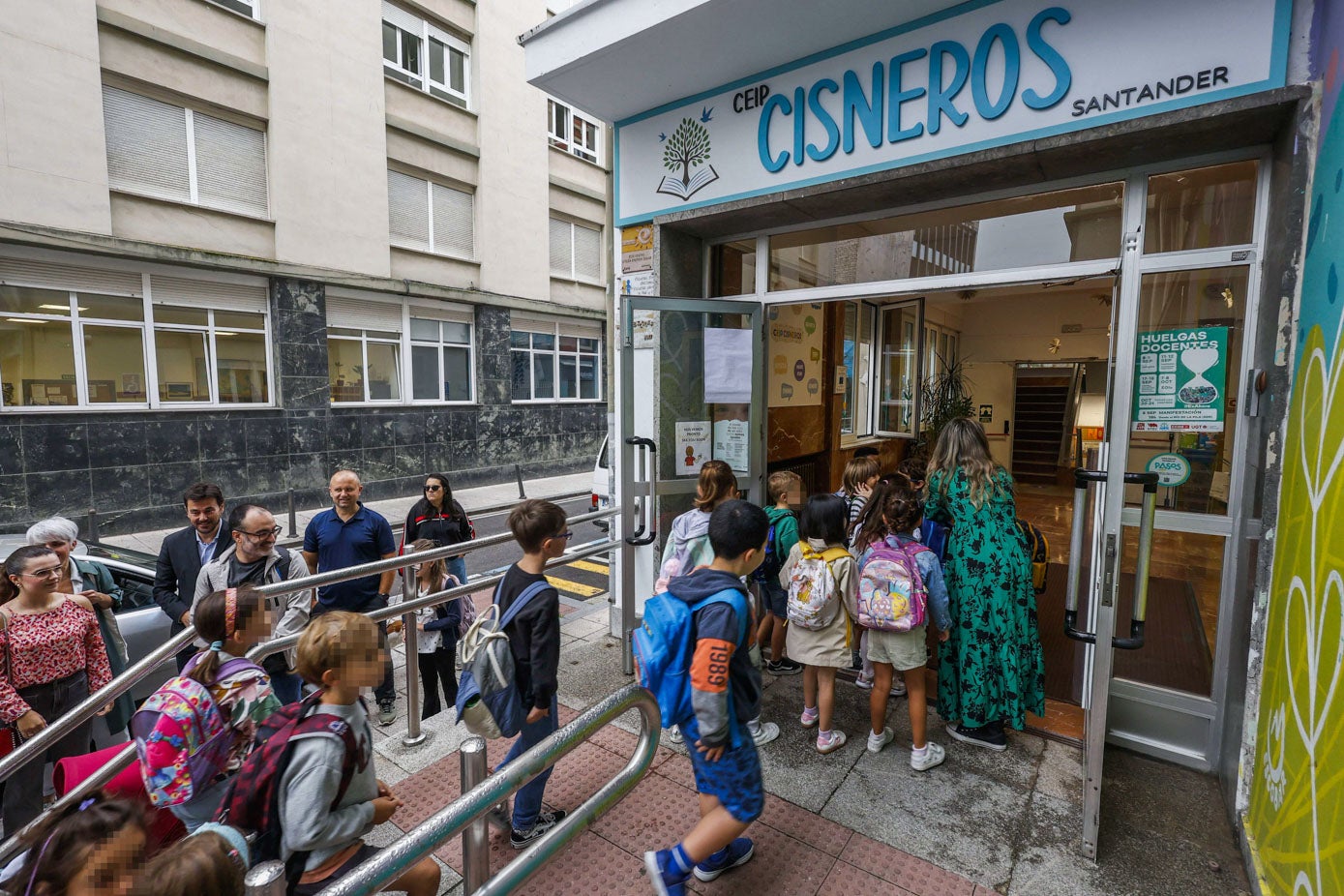 Las familias acompañaron a los estudiantes que asistieron al inicio de curso en su primer día de clases.