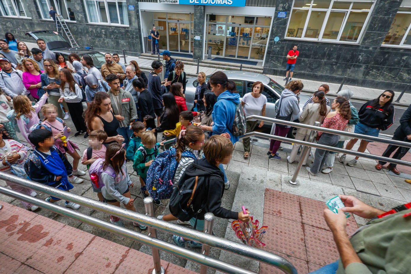 Además de familias y alumnos, representantes sindicales de Comisiones Obreras se acercaron a las puertas del CEIP Cisneros.