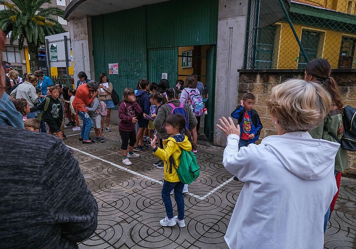 Imagen principal - Más imágenes de la vuelta al cole en el colegio Cervantes de Torrelavega.