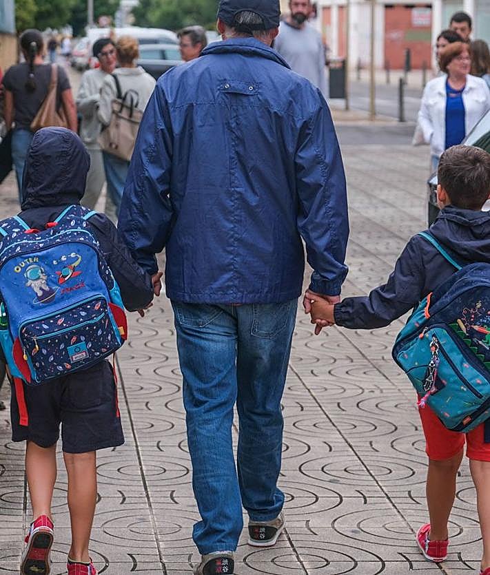 Imagen secundaria 2 - Más imágenes de la vuelta al cole en el colegio Cervantes de Torrelavega.
