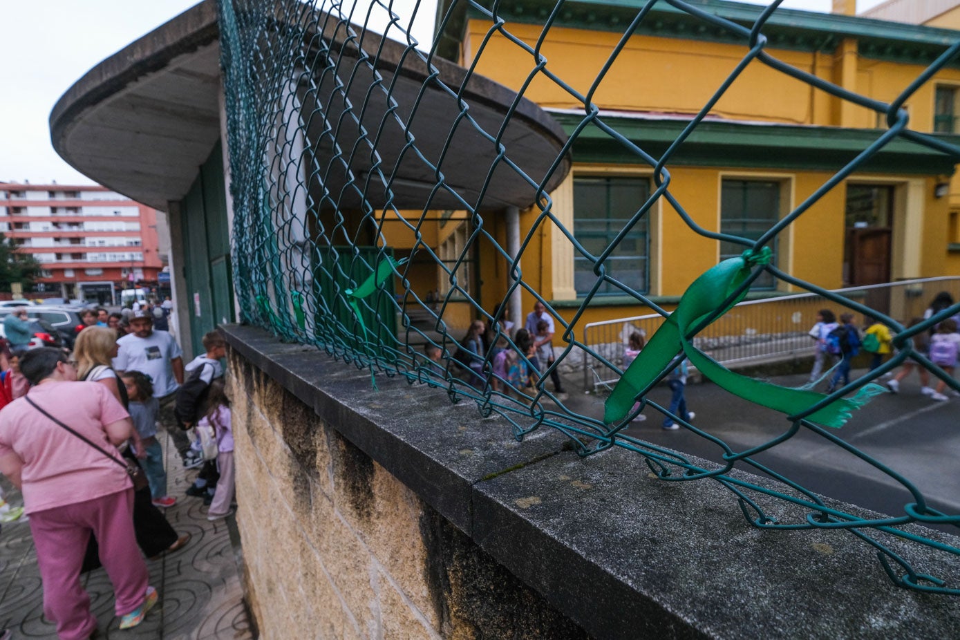 Lazos verdes, por la adecuación salarial de los docentes, en la entrada del CEIP Cisneros.
