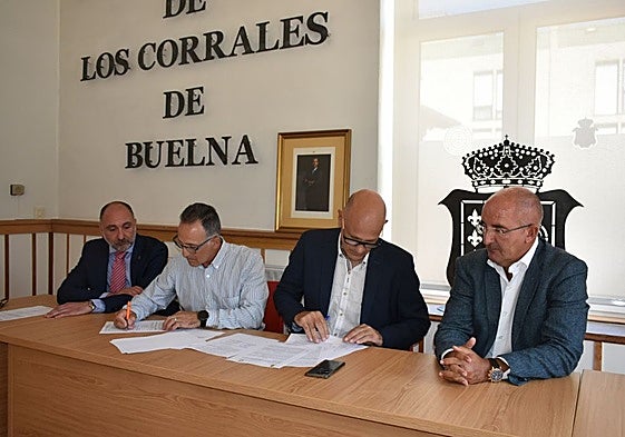 Germán Arce, Salvador Victorino, Julio Arranz y Gonzalo Cayón en la firma del convenio.