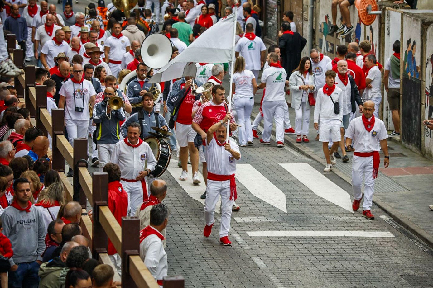 Las peñas animaron la previa del encierro. 