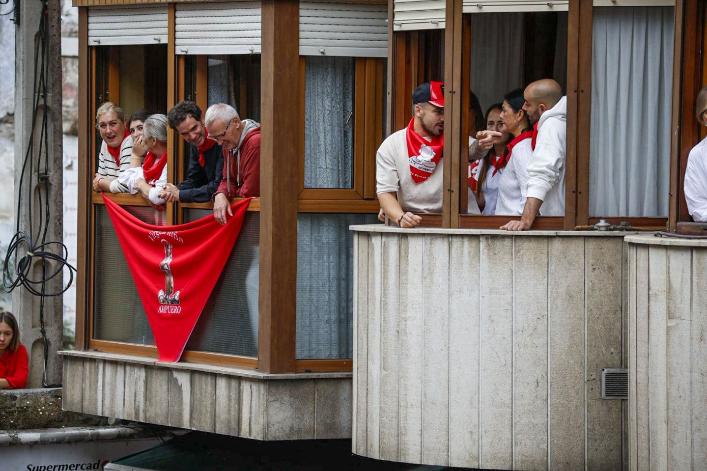 Poco hueco en los balcones para ver el encierro.