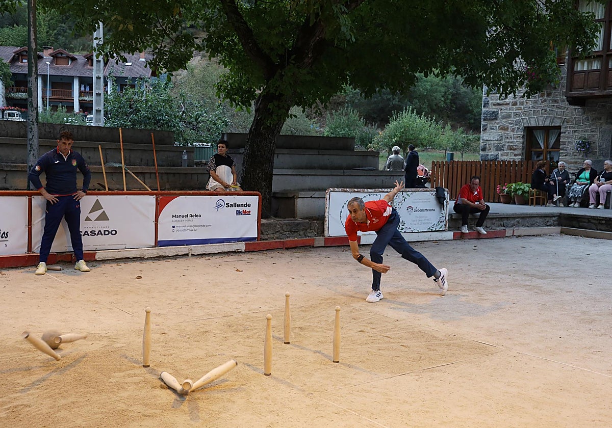 Juanjo González durante uno de los birles de la final