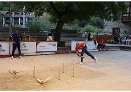 Juanjo González durante uno de los birles de la final
