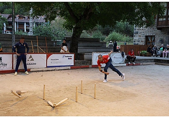 Juanjo González durante uno de los birles de la final
