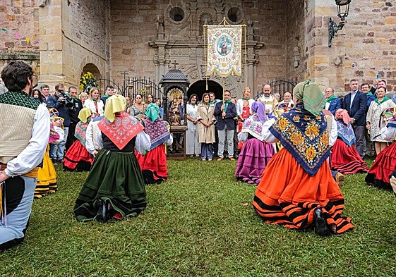 El grupo de danzas Virgen de las Nieves de Tanos ha puesto la nota de color a la mañana tras la misa mayor.