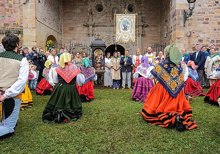 El grupo de danzas Virgen de las Nieves de Tanos ha puesto la nota de color a la mañana tras la misa mayor.