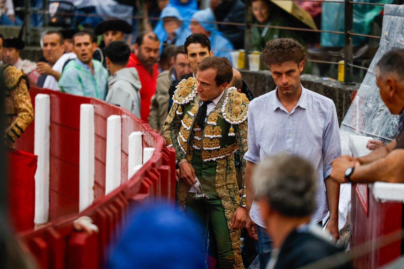 Román camino de la enfermería tras ser volteado por el quinto de la tarde.