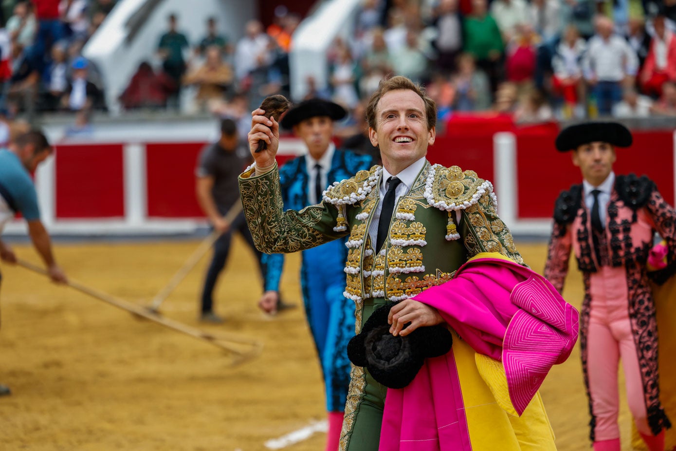 Román pasea la oreja del segundo.