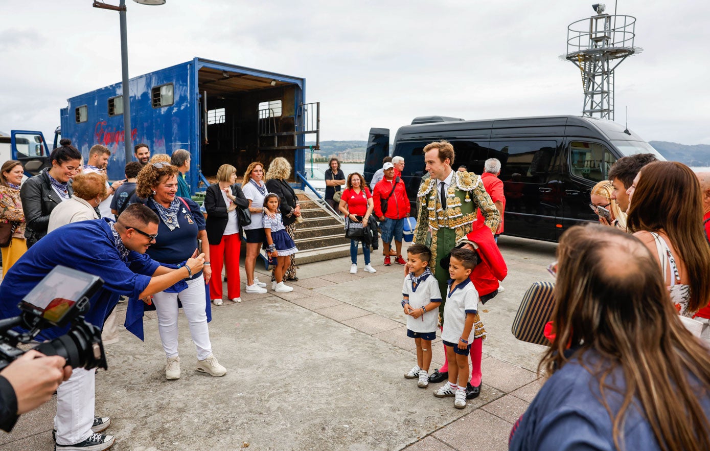 Román con dos niños a su llegada a la plaza.