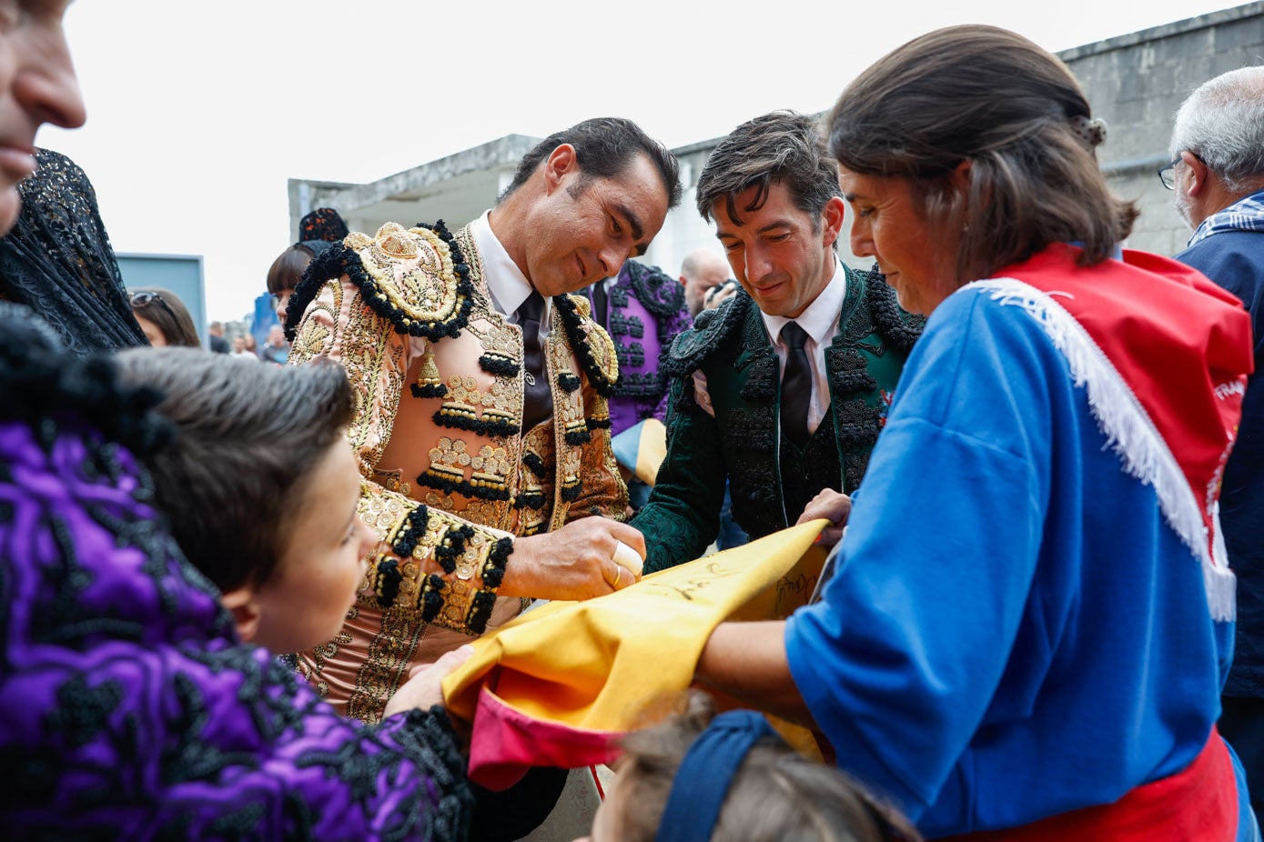 El Fandi firmando un capote.