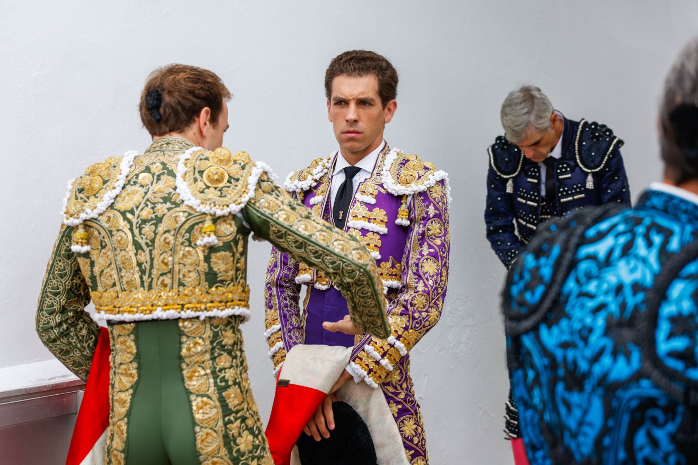 Román y Ginés Marín en el patio de caballos.