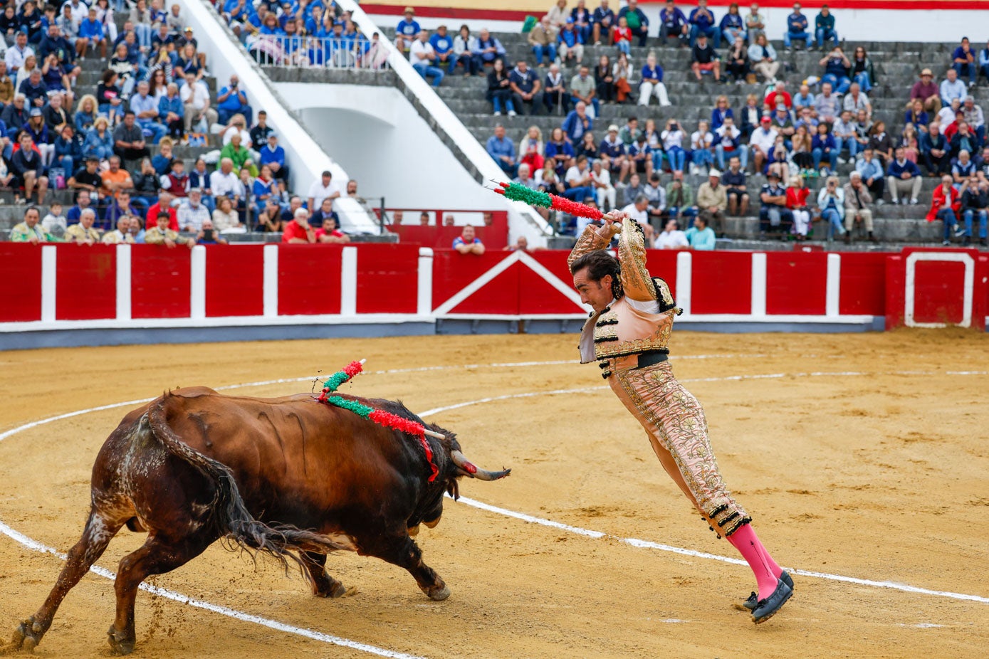 Par de banderillas de El Fandi en el primero de la tarde.