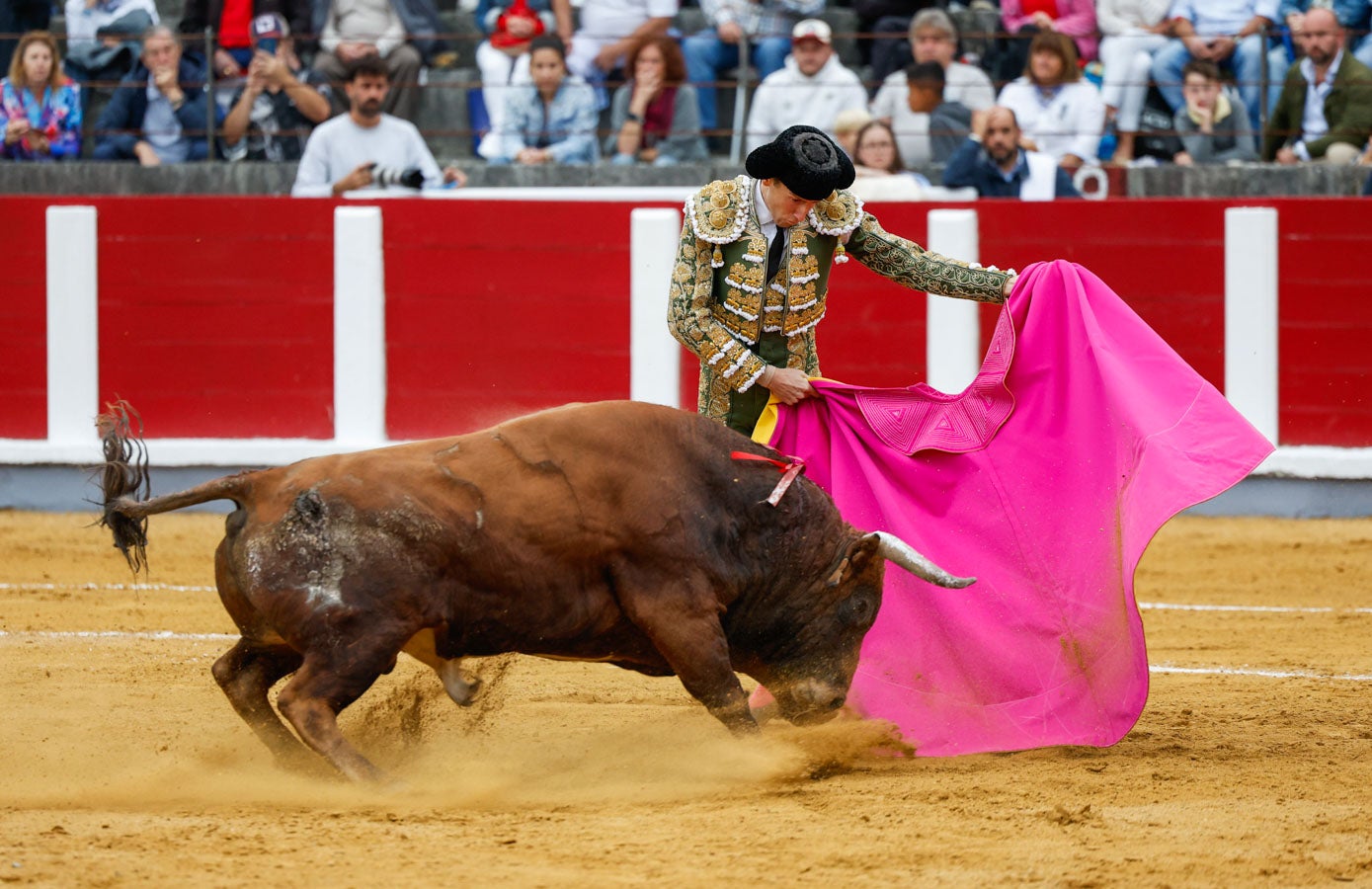 Román en el saludo del segundo.
