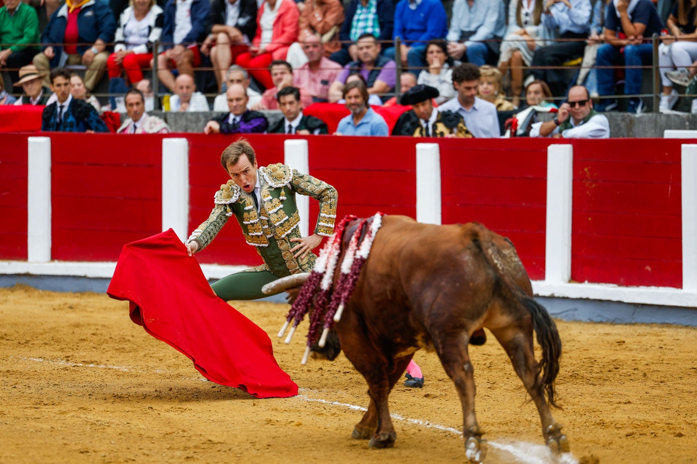 Román inicia por bajo la faena al primero de su lote.
