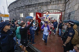 Ginés Marín sale por la puerta grande de la plaza de toros de Santoña tras cortar una oreja a cada uno de sus toros de Manuela Patón