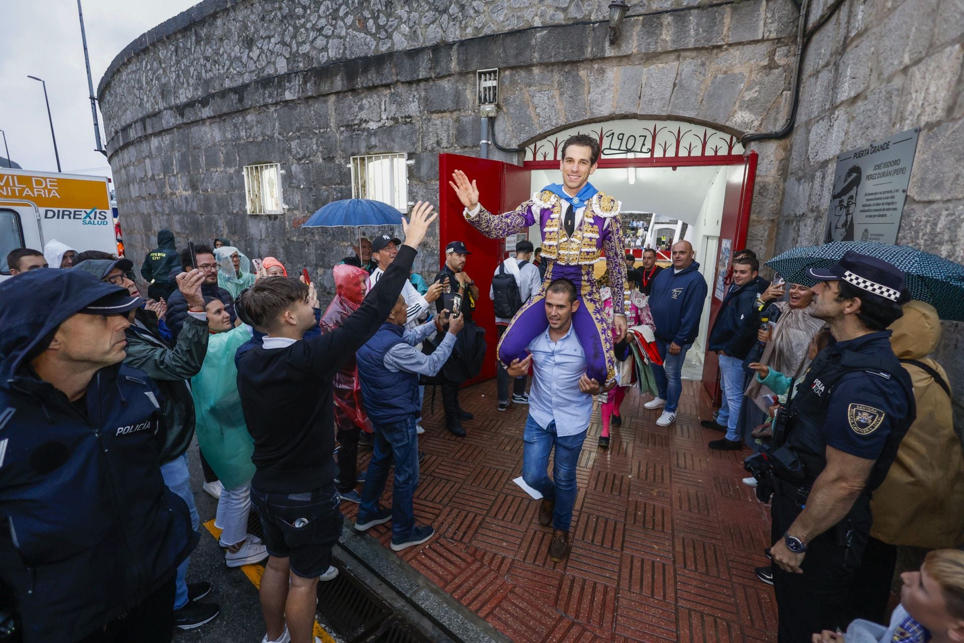 Ginés Marín sale por la puerta grande de la plaza de toros de Santoña tras cortar una oreja a cada uno de sus toros de Manuela Patón