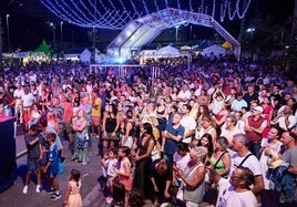 La numerosa presencia de miles de asistentes que se citaron cada jornada en el Festival Intercultural de las Naciones, en el aparcamiento de los Campos de Sport.