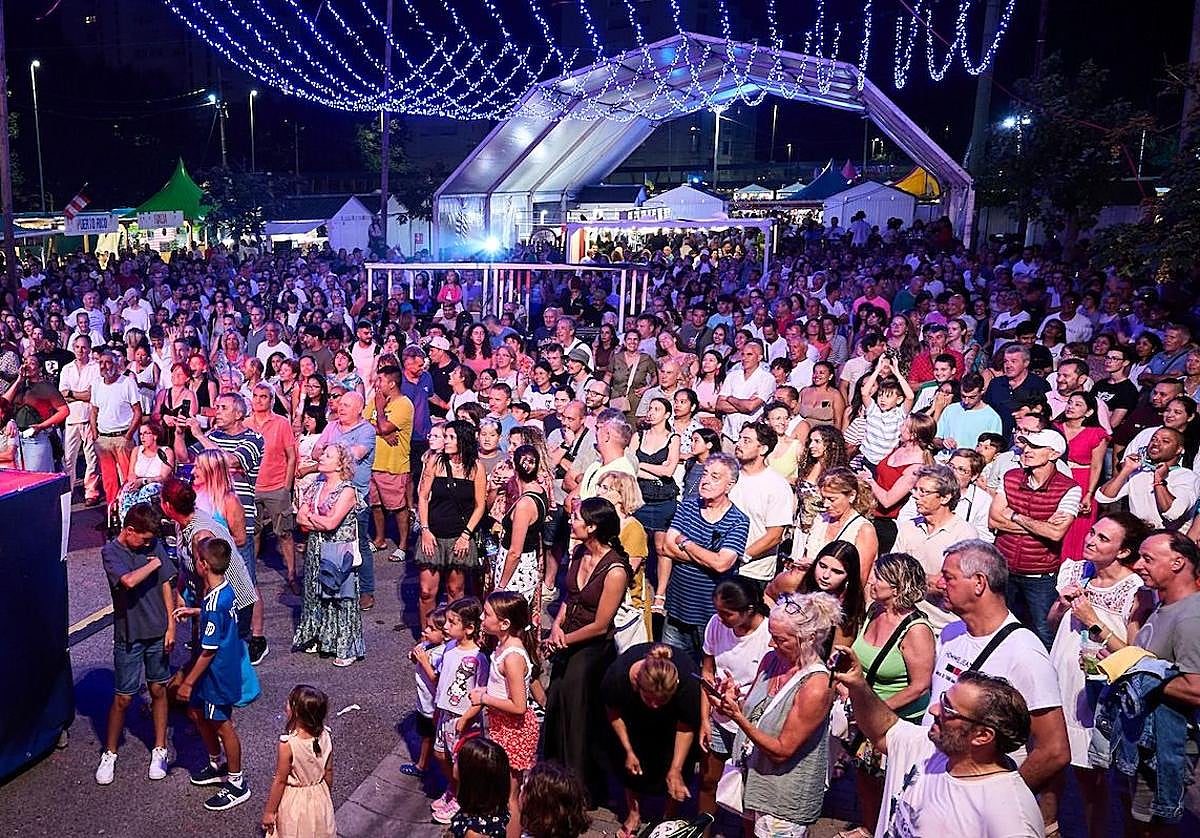 La numerosa presencia de miles de asistentes que se citaron cada jornada en el Festival Intercultural de las Naciones, en el aparcamiento de los Campos de Sport.