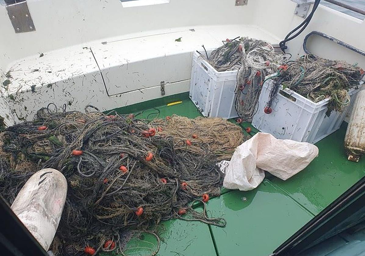 Redes ilegadas requisadas en la operación.