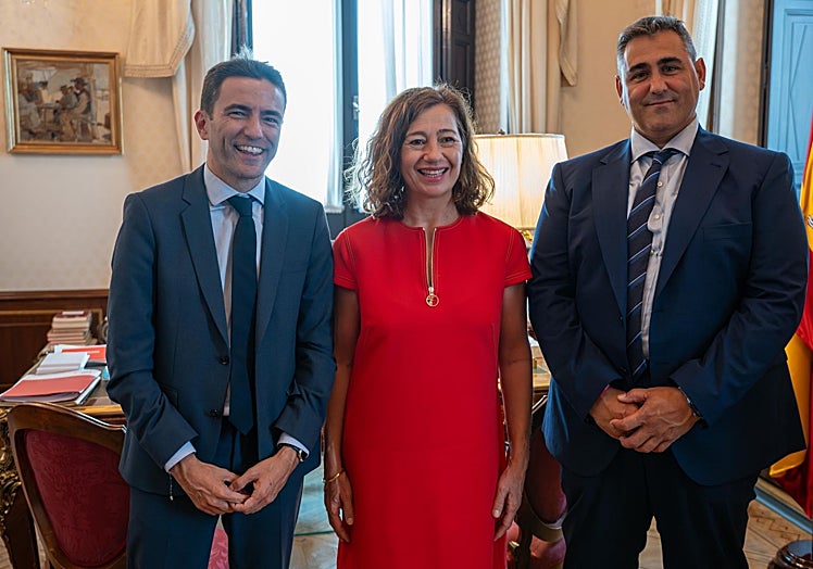 Pedro Casares, junto a la presidenta del Congreso, Francina Armengol, y el nuevo diputado.