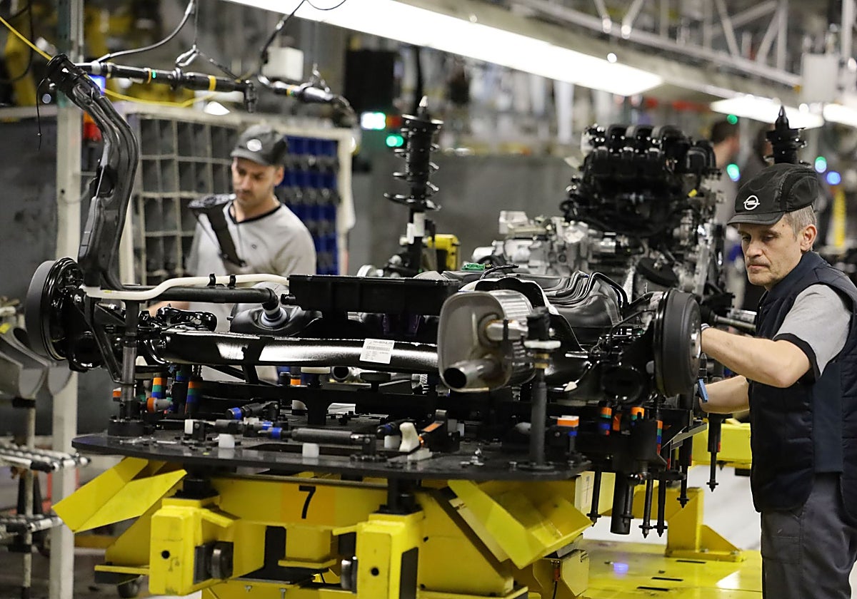 Cadena de montaje en una fábrica de vehículos.