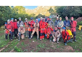 Grupo de participantes en las actividades de espeleosocorro.