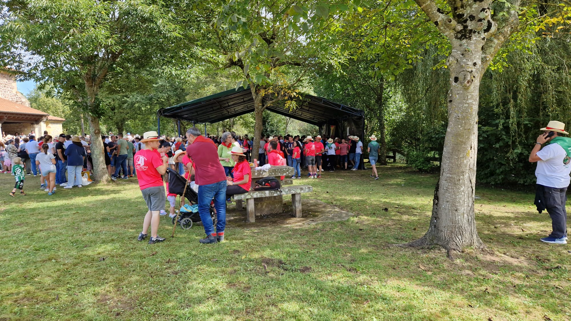 Y los de Ruiloba, camisetas rojas.