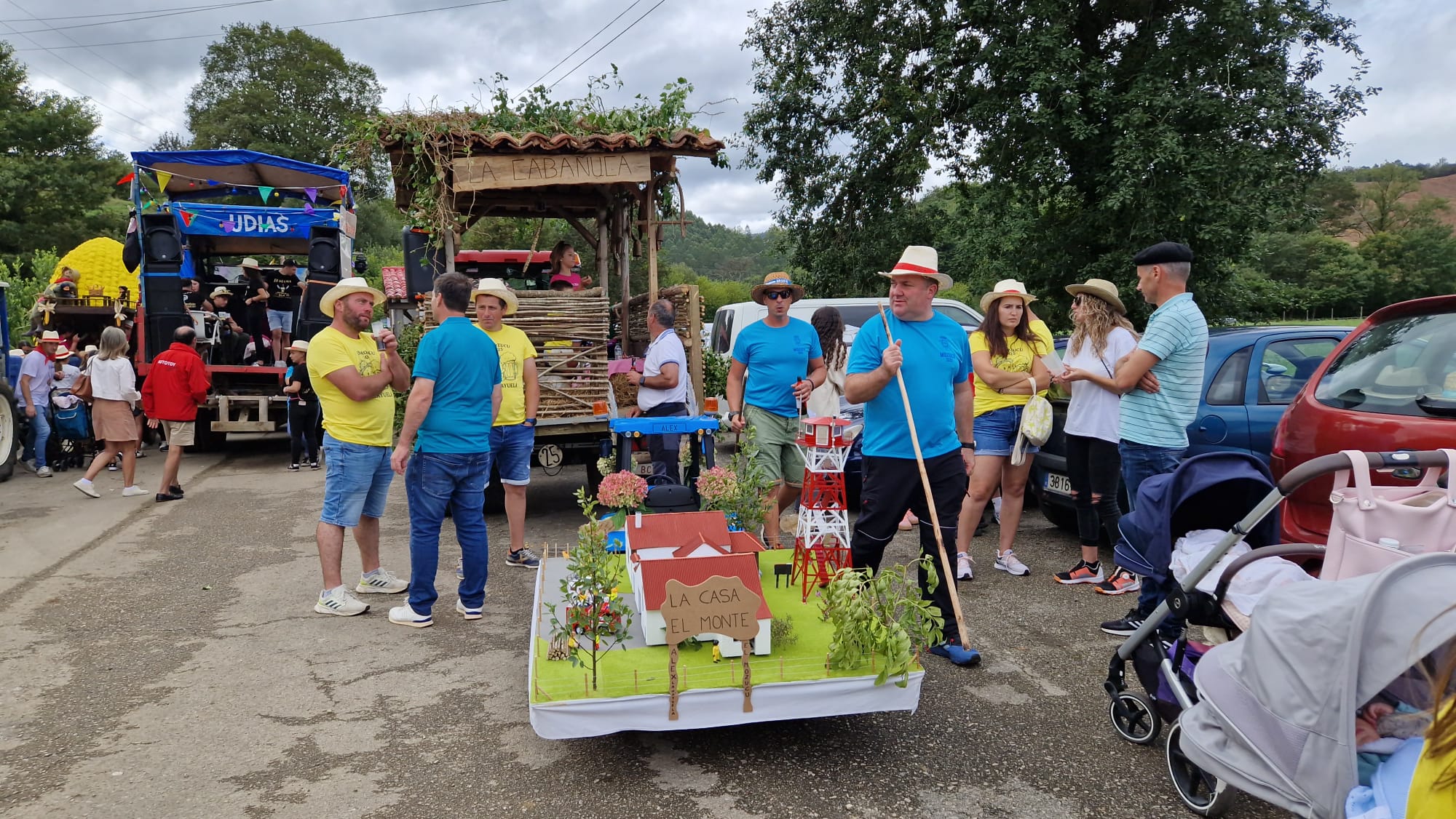 La caravana de carrozas paró en Canales y La Hayuela, ambos pueblos del municipio de Udías.