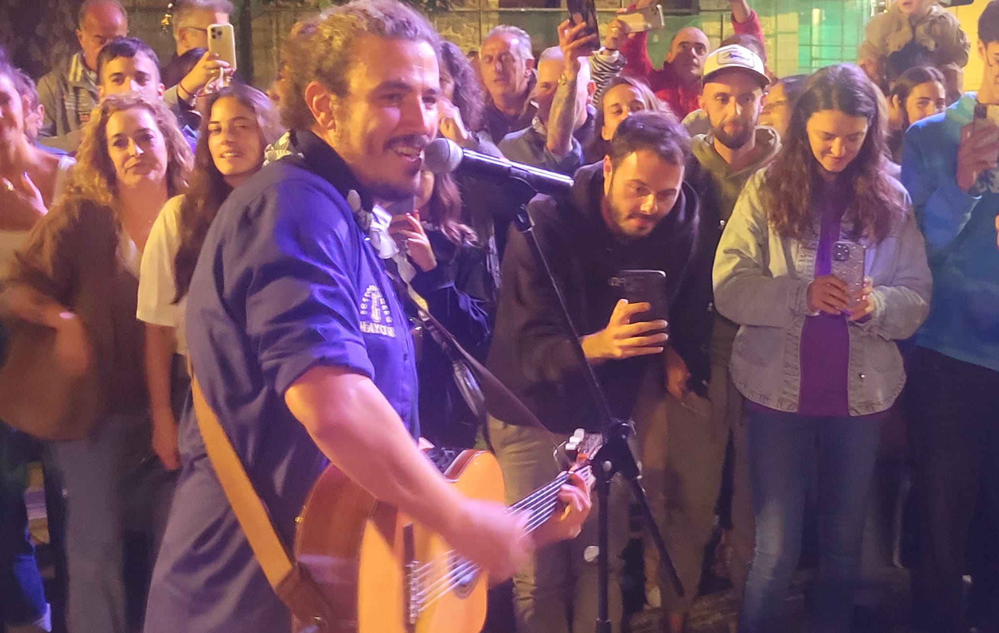 Miki Ramírez, Mr. kilombo, en un momento del concierto que ofreció tras su nombramiento como Sorropotunero Mayor.