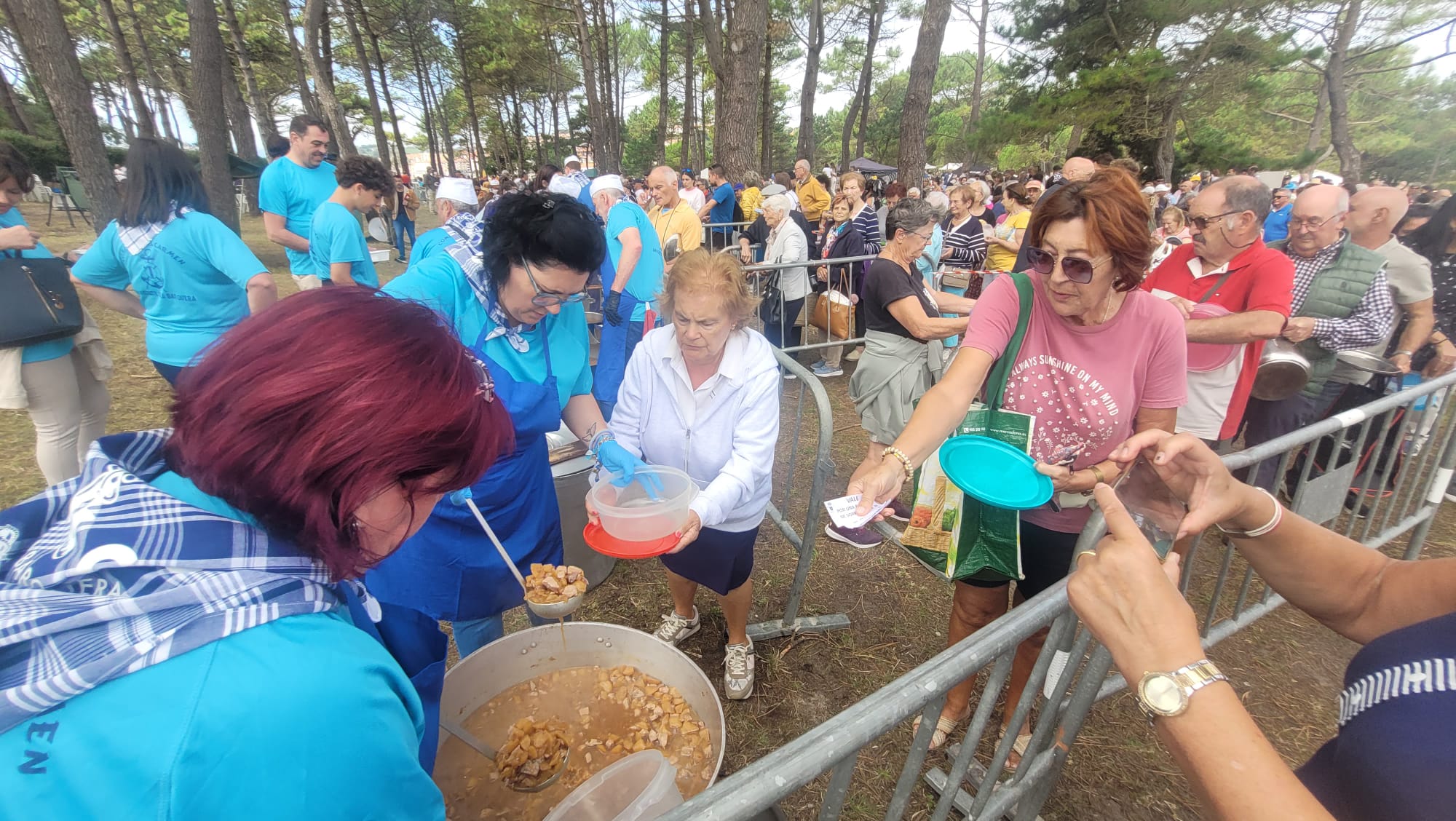 Un momento del reparto del sorropotún en el pinar de las dunas de Merón
