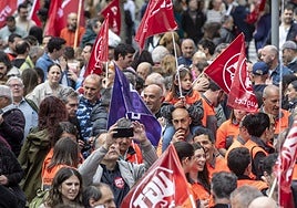 Manifestantes con banderas de UGT y CC OO en el Día del Trabajador de este año en Santander.