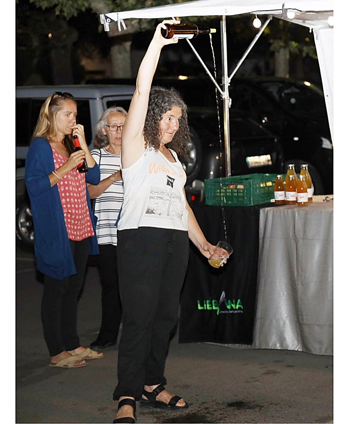 Imagen secundaria 2 - Soulymane con su grupo «Kaïro Band»; el público disfrutando del festival, y escanciando sidra en el mercadillo tradicional