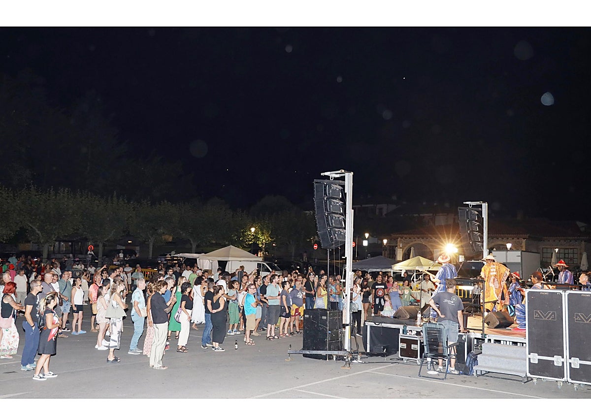 Imagen secundaria 1 - Soulymane con su grupo «Kaïro Band»; el público disfrutando del festival, y escanciando sidra en el mercadillo tradicional