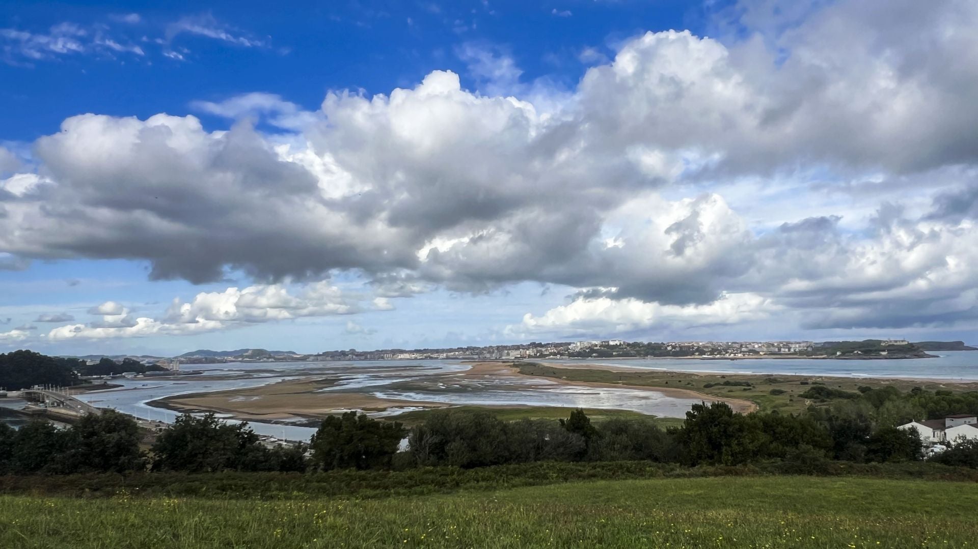El paisaje de la ría del Cubas y el Puntal ha quedado completamente transformado durante la marea baja.