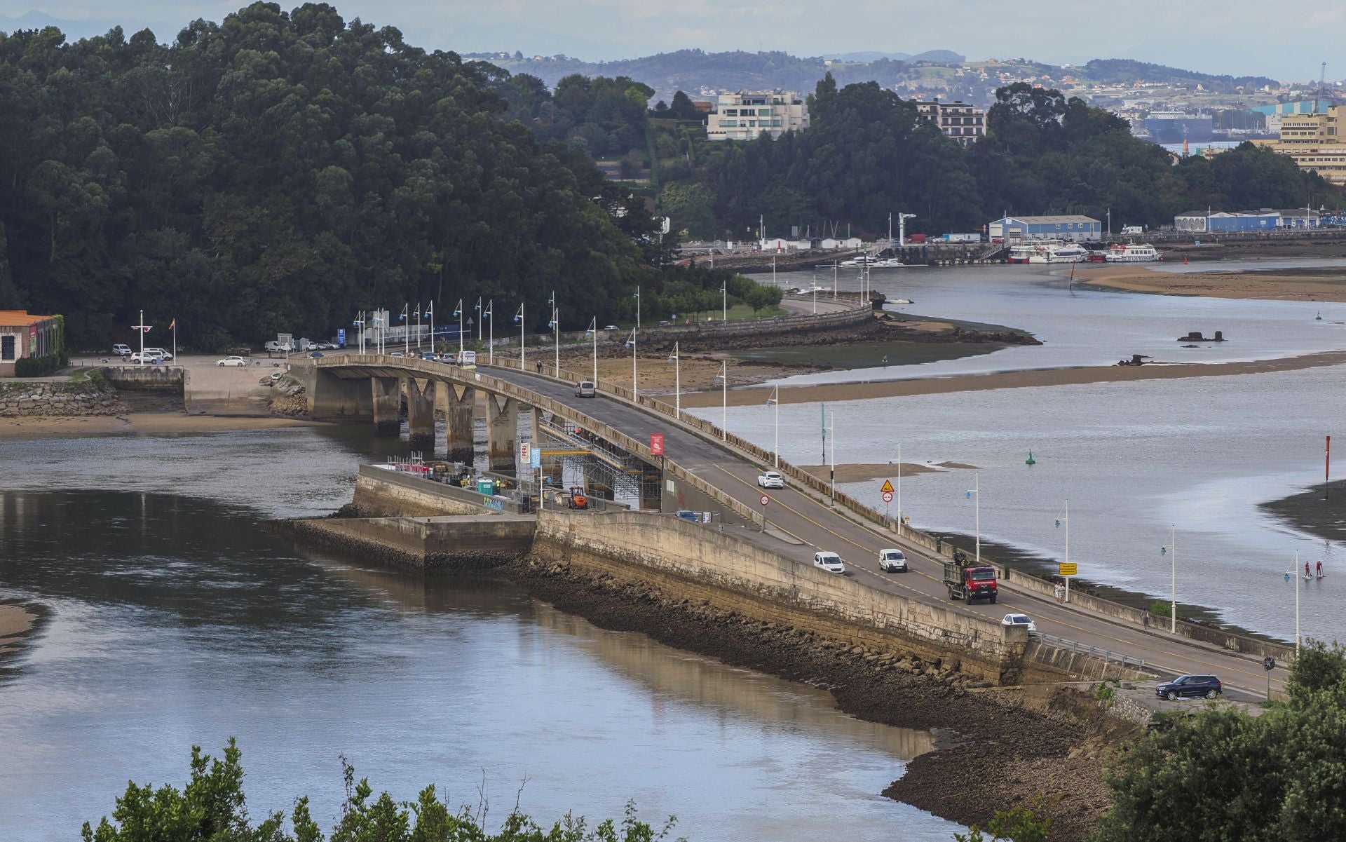 La base del puente sobre la ría del Cubas también ha quedado a la vista durante el momento más bajo del nivel del mar.