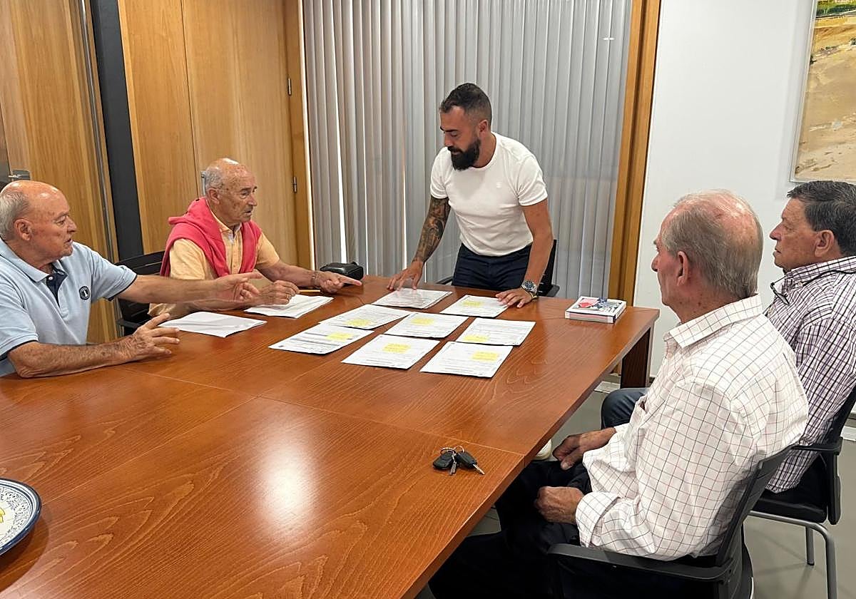 Miembros de la asociación valorando los expedientes presentados a la convocatoria.