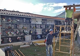 Obras en la zona de nichos en vertical del cementerio municipal.