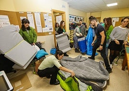 Los docentes del IES Nueve Valles durante uno de los encierros del pasado diciembre al inicio del conflicto docente.