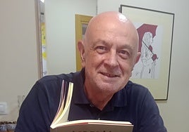 Juan Francisco Quevedo con su último libro, «Las nodrizas pasiegas».