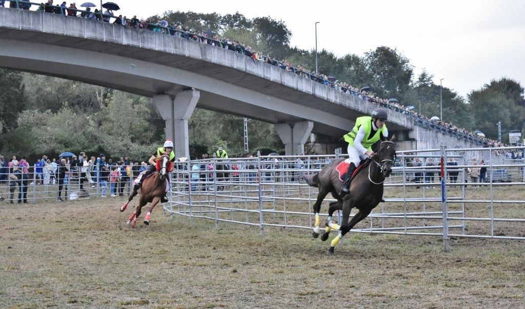 Uno de los momentos de la esperada carrera de purasangres.