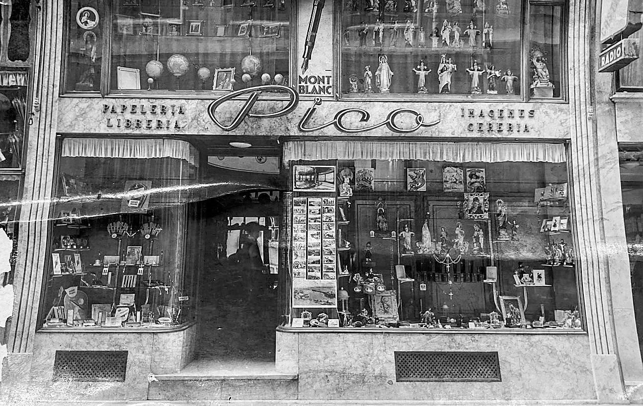 El emblemático rótulo de Regalos Pico se instaló en 1952 y se ha conservado hasta la actualidad.