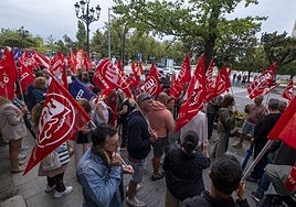 Manifestantes en la concentración que ha tenido lugar este miércoles a las puertas de la Delegación de Gobierno de Cantabria.