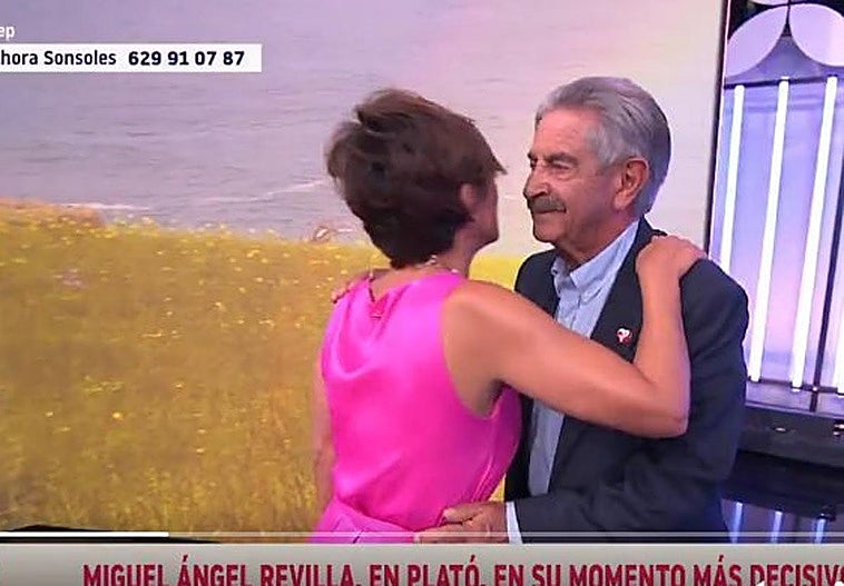 Revilla, entrando en el plató del programa 'Y ahora Sonsoles'