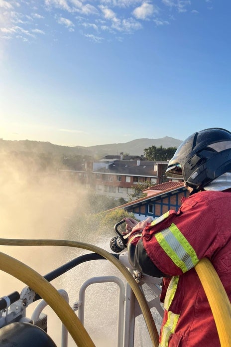 Un bombero, en el operativo de extinción.