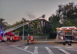 Bomberos atacando las llamas desde la autoescala.