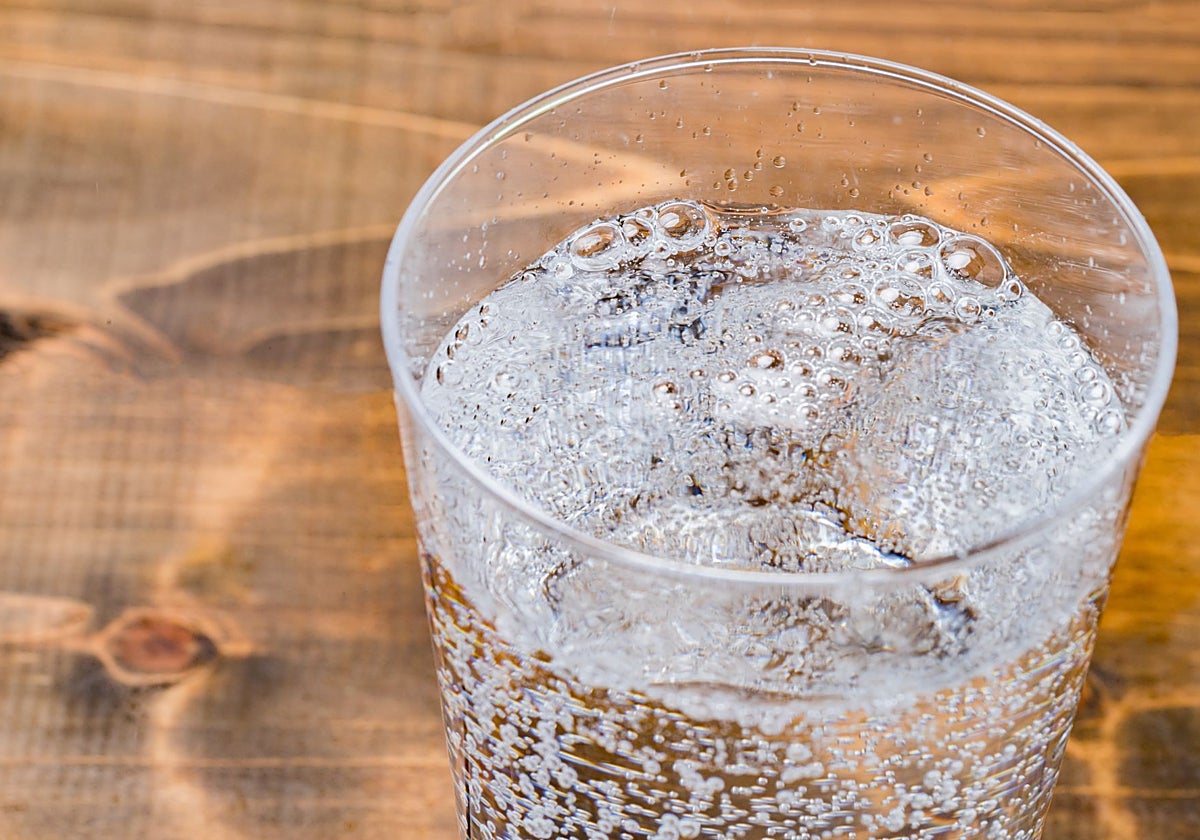 El agua con gas no engorda, aunque sí puede dar sensación de hinchazón intestinal por el gas liberado.