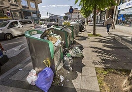 Los contenedores neumáticos de la calle Atilano Rodríguez, al lado de la calle Antonio López, ayer, llenos de basura.